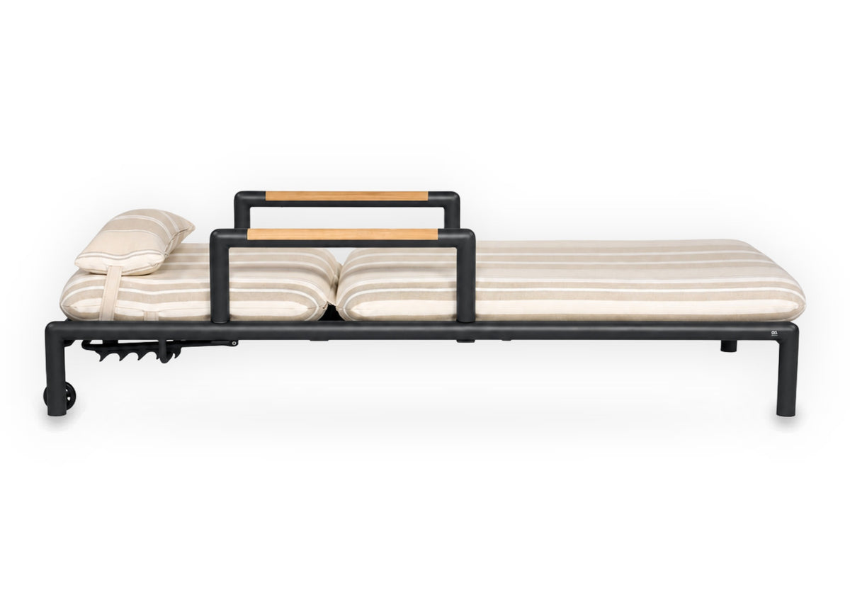 Apple Bee Amalfi ligbed Black met armleuningen, zijaanzicht rugleuning plat, verstelbaar aluminium ligbed met Stripes kussen