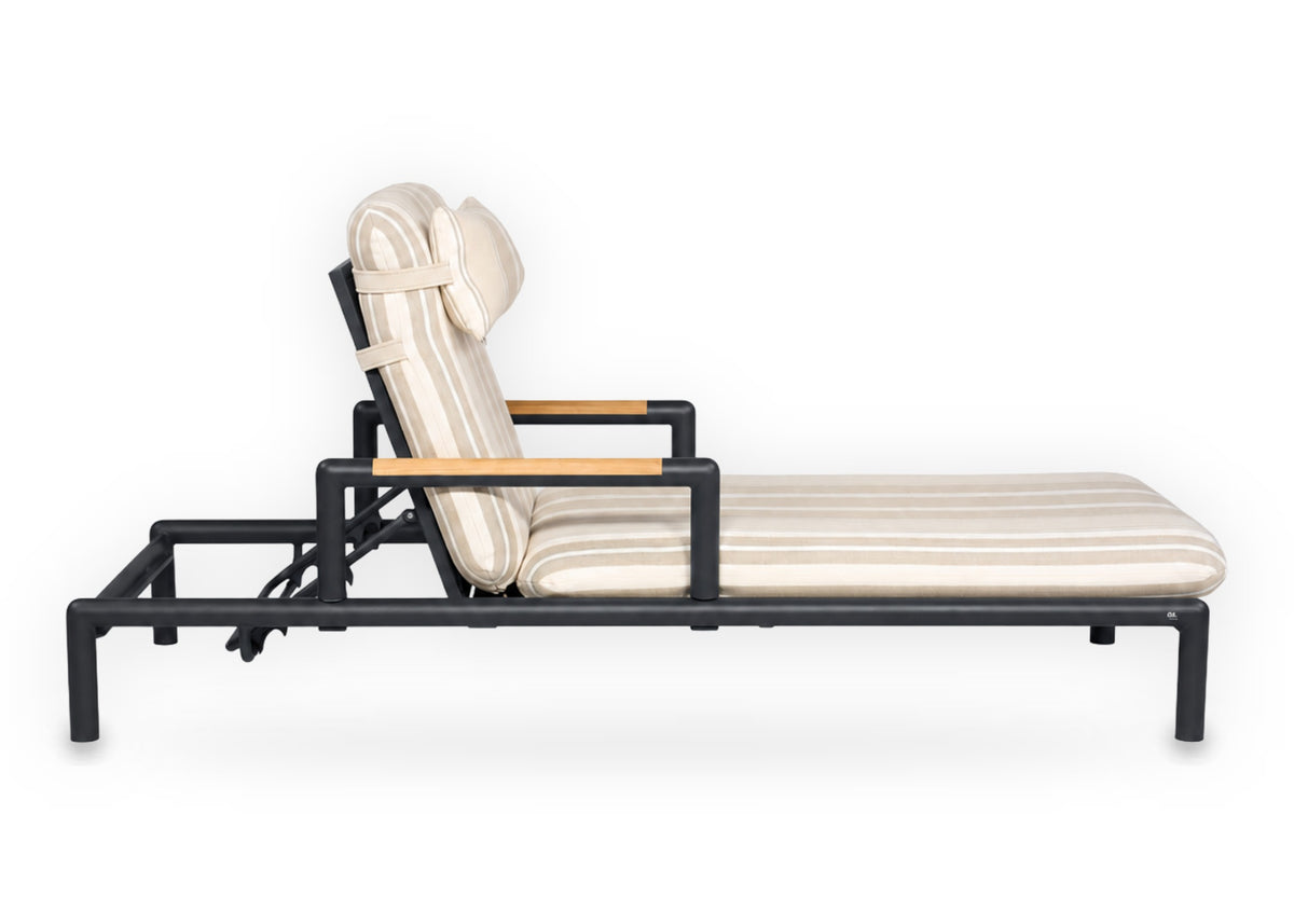 Apple Bee Amalfi ligbed Black met armleuningen, zijaanzicht rugleuning rechtop, verstelbaar aluminium ligbed met Stripes kussen