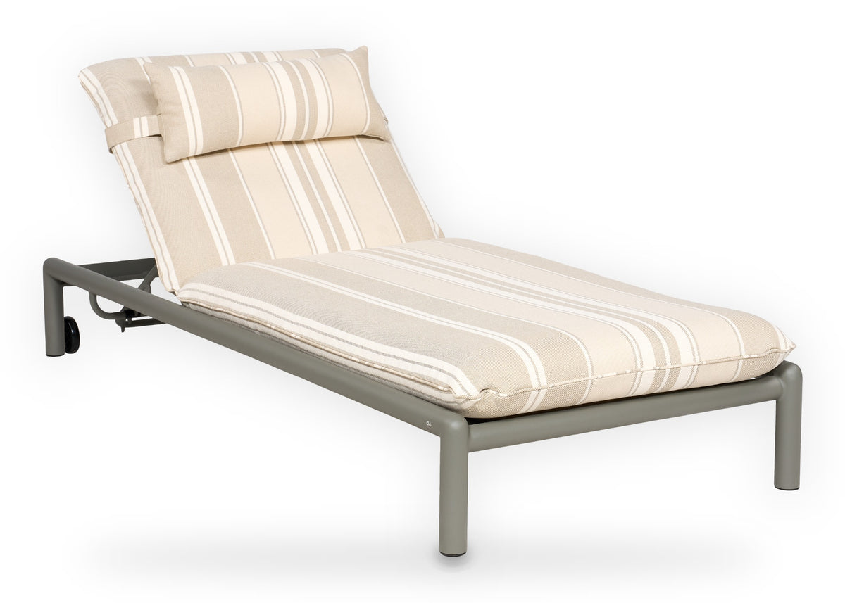 Apple Bee Amalfi ligbed Taupe zonder armleuningen, schuin vooraanzicht, verstelbaar aluminium ligbed met Stripes kussen