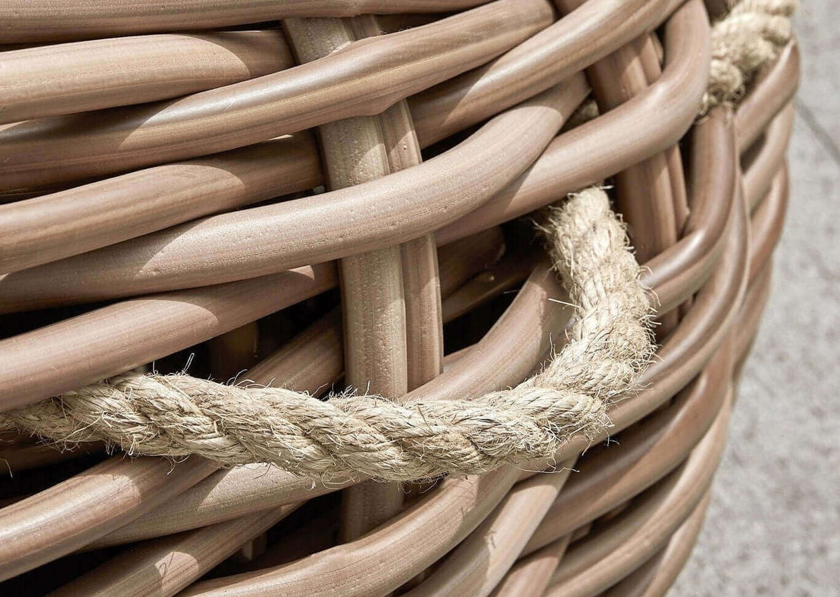 Close-up van het prachtige vlechtwerk van het Apple Bee Cocoon loungeset, dat de duurzaamheid en het vakmanschap benadrukt