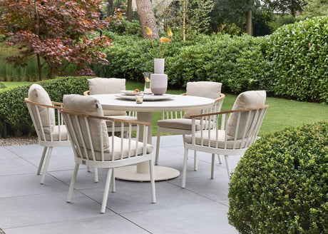 moderne tuinset met Apple Bee Condor stoelen en tafel in een groene omgeving