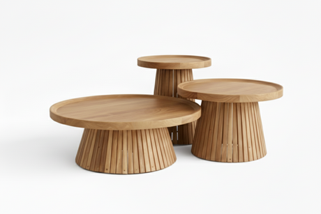 Koffietafels met een moderne loungeset en houten meubels in een groene tuin.