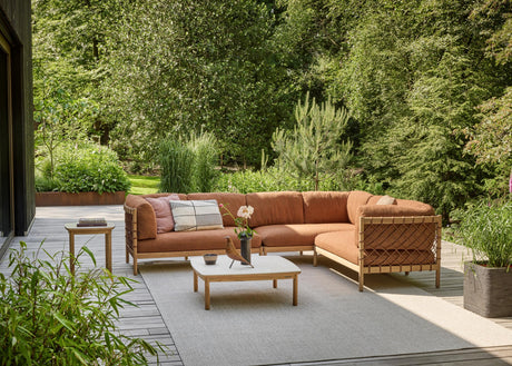 Apple Bee Grace lounge teak opstelling met cognac kussens in de tuin