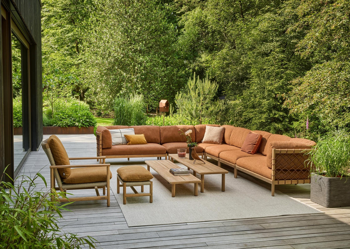 Apple Bee Grace hoek loungeset teak met cognac kussens, Jamila loungestoel en hocker op terras