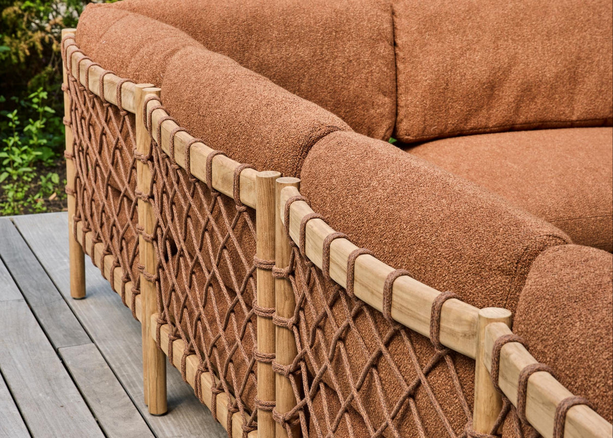 Detail cognac rope vlechtwerk aan de zijkant van Apple Bee Grace lounge teak