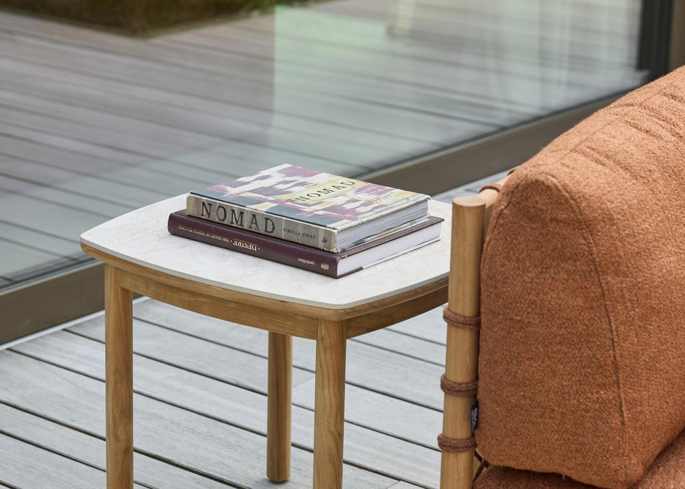 Apple Bee Grace bijzettafel teak naast cognac loungebank op terras