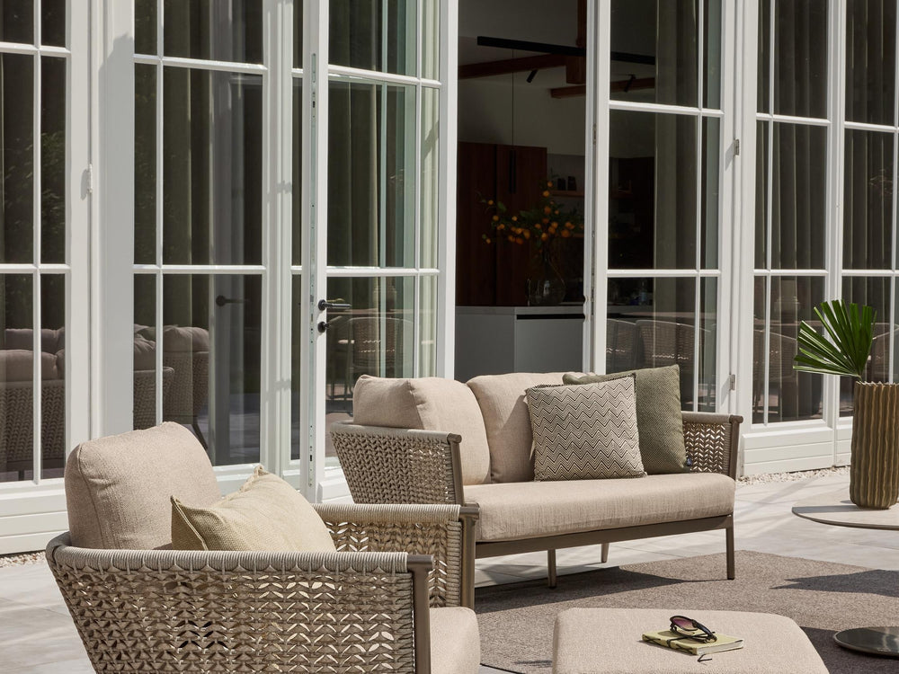 Apple Bee Pulau loungebank 2-zits en loungestoel Champagne bij serre, rope & Vongole wicker en Sand kussens