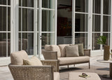 Apple Bee Pulau loungebank 2-zits en loungestoel Champagne bij serre, rope & Vongole wicker en Sand kussens