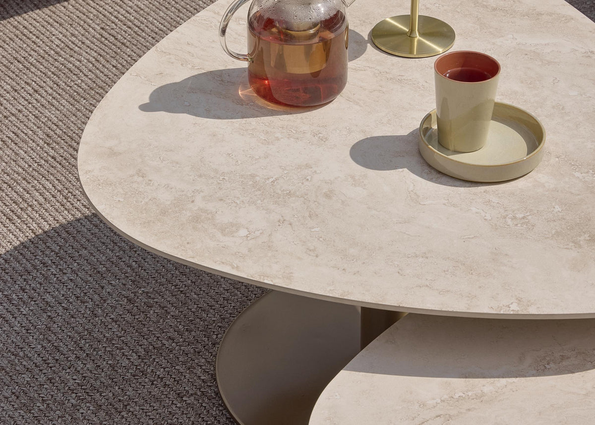 Detail Apple Bee Pulau lounge tuintafel: HPMS Cream tafelblad op Champagne aluminium onderstel