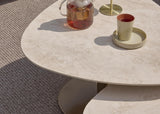 Detail Apple Bee Pulau lounge tuintafel: HPMS Cream tafelblad op Champagne aluminium onderstel