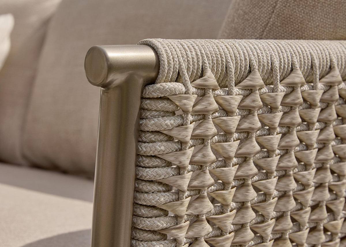 Detail Apple Bee Pulau armleuning: Champagne aluminium frame met rope & Vongole Biculair® wicker vlechtwerk