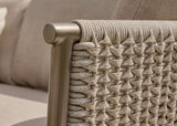 Detail Apple Bee Pulau armleuning: Champagne aluminium frame met rope & Vongole Biculair® wicker vlechtwerk