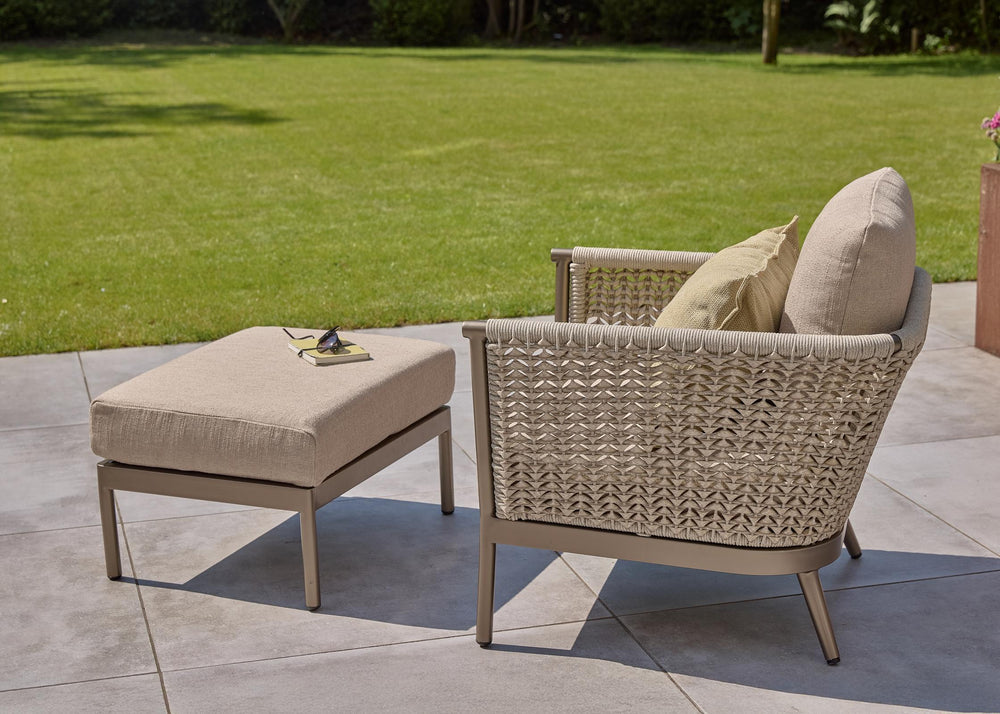 Apple Bee Pulau loungestoel met voetenbank (hocker) in Champagne aluminium en rope & Vongole Biculair® wicker