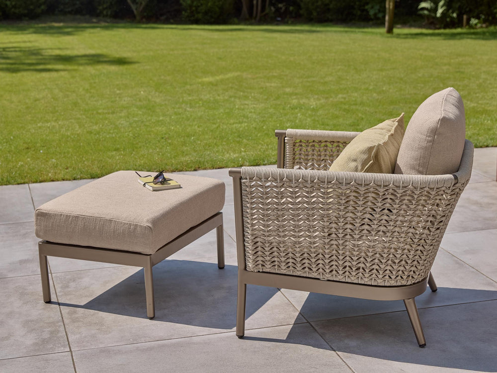 Apple Bee Pulau loungestoel met voetenbank (hocker) in Champagne aluminium en rope & Vongole Biculair® wicker