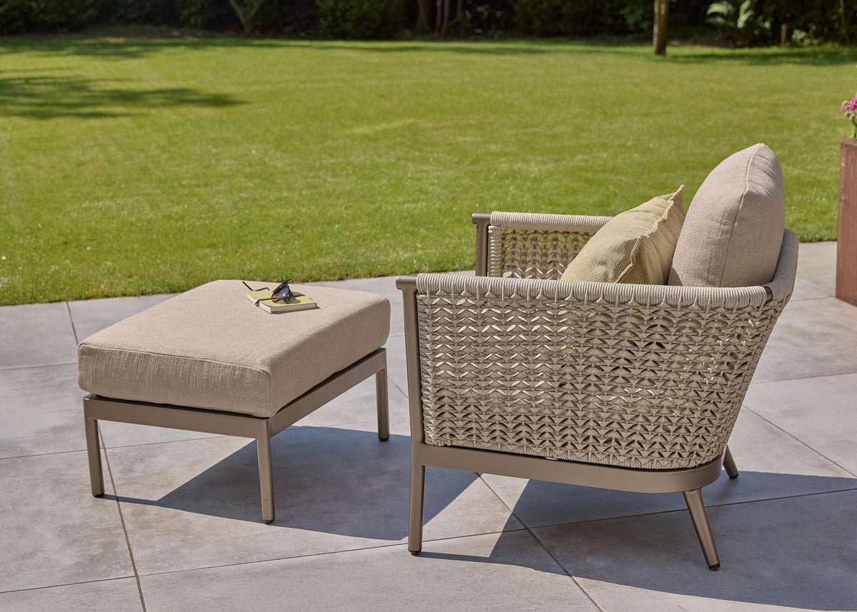 Apple Bee Pulau loungestoel met voetenbank (hocker) in Champagne aluminium en rope & Vongole Biculair® wicker