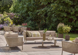 Complete Apple Bee Pulau loungeset Champagne: loungebanken, loungestoel, voetenbank en lounge tuintafels in de tuin