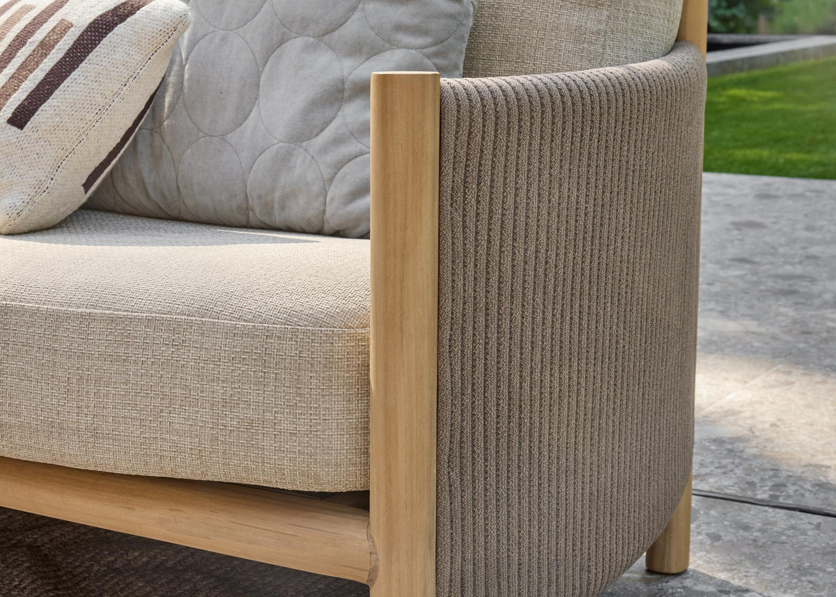 Apple Bee Sapporo loungestoel detail Cotton Flower kussen en teak armleuning