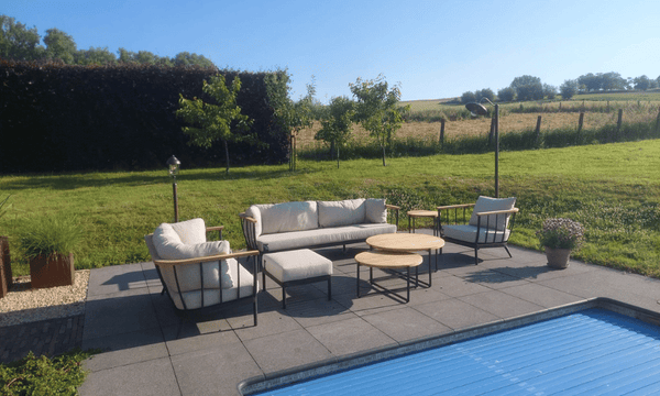 Apple Bee Condor Loungeset naast een zwembad