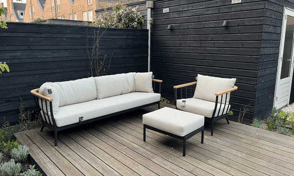 Apple Bee Condor tuinbank + tuinstoel + hocker op terras in Amsterdam
