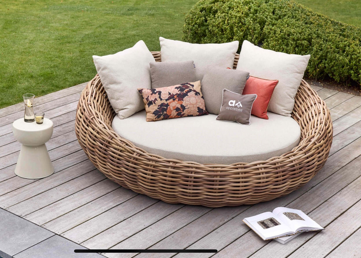 Apple Bee Cocoon loungeset Ø 220 cm dagbed met kussens op een houten terras in de tuin.