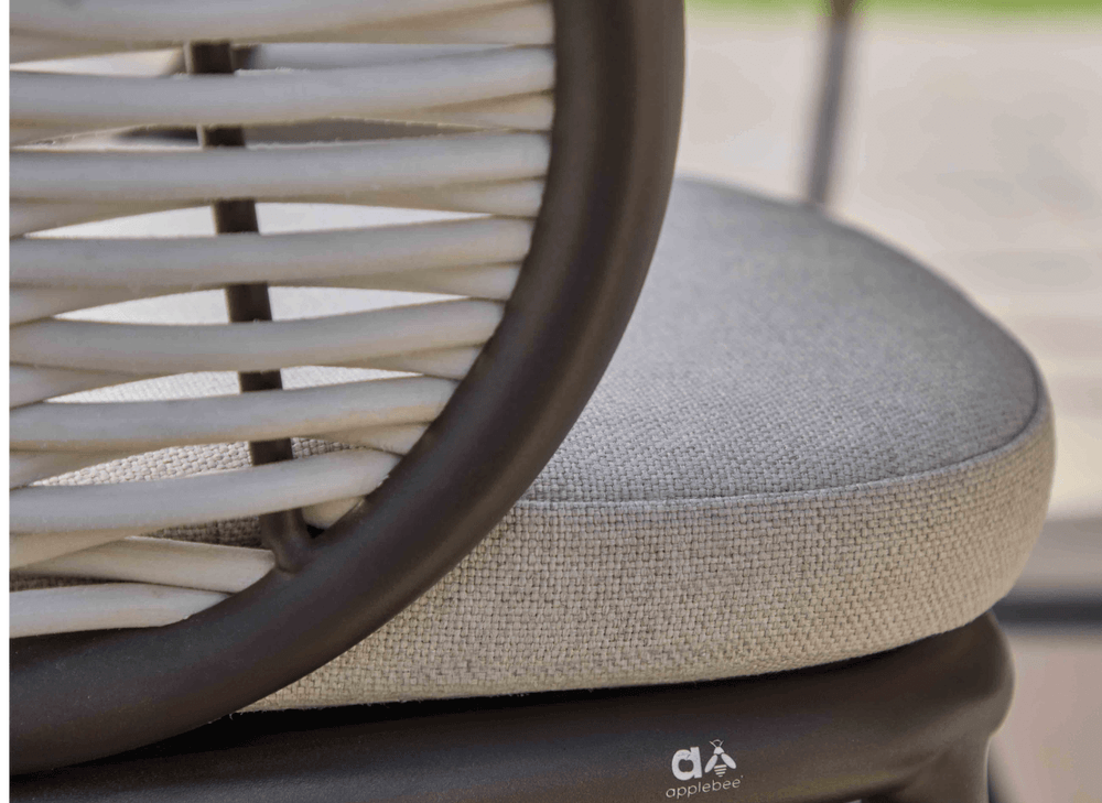 Apple Bee pine key bronze diningstoel detail kussen