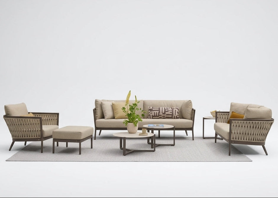 Apple Bee Murni loungeset in Bronze aluminium en Sand rope op het terras