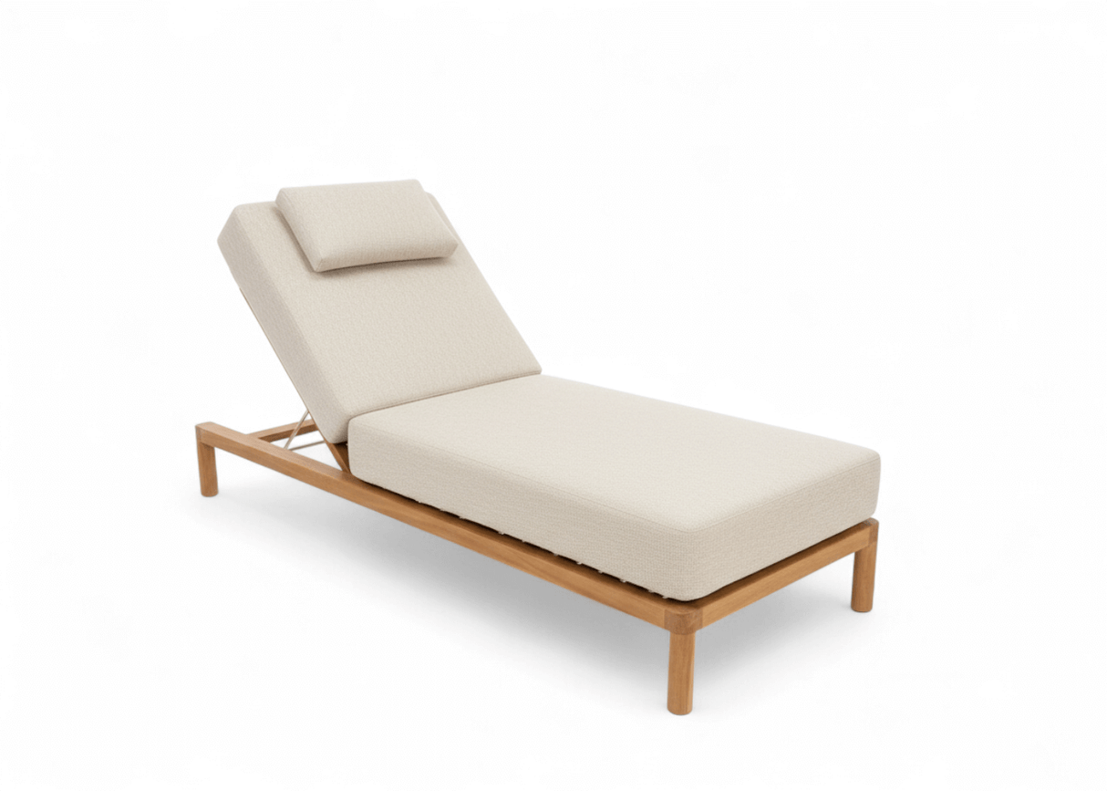 Belito Daan Ligbed - Teakhouten Lounge Ligbed met een luxe beige kussen en een elegante houten structuur.