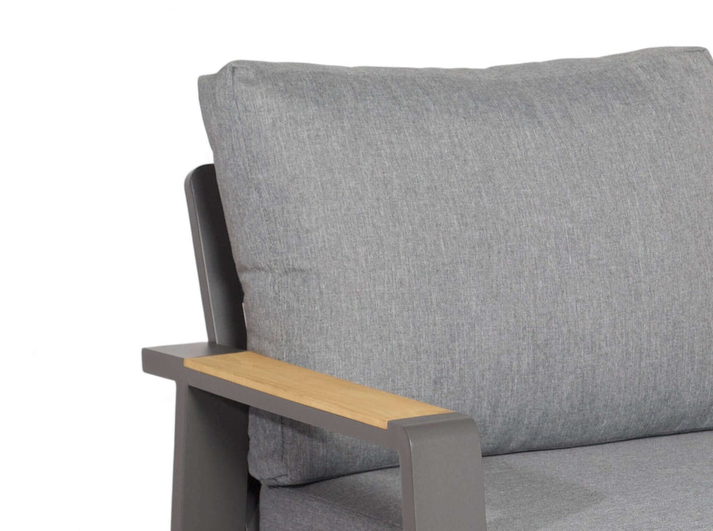 Detail teakhouten armleuning en kussen van de Belito Lotte loungeset antraciet