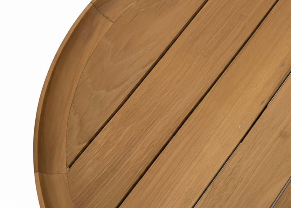 Belito Daan tafel, close-up van teakhouten tafelblad met zichtbare nerf en ronde rand