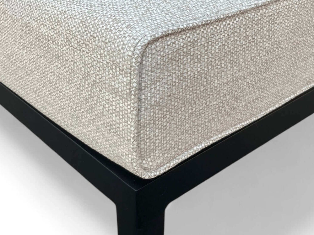 Detail van de Belito Daan Hoek Loungeset Aluminium All-Weather Chaise Longue - Rechts Lang, met een strak kussen en aluminium frame.