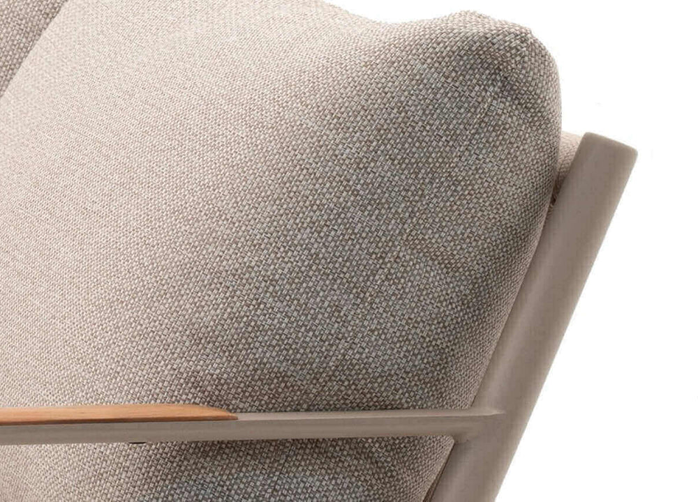 Detail van de Belito Julia Aluminium hoek loungeset met stoel, taupe kussens en houten armleuning voor moderne tuinmeubelen.