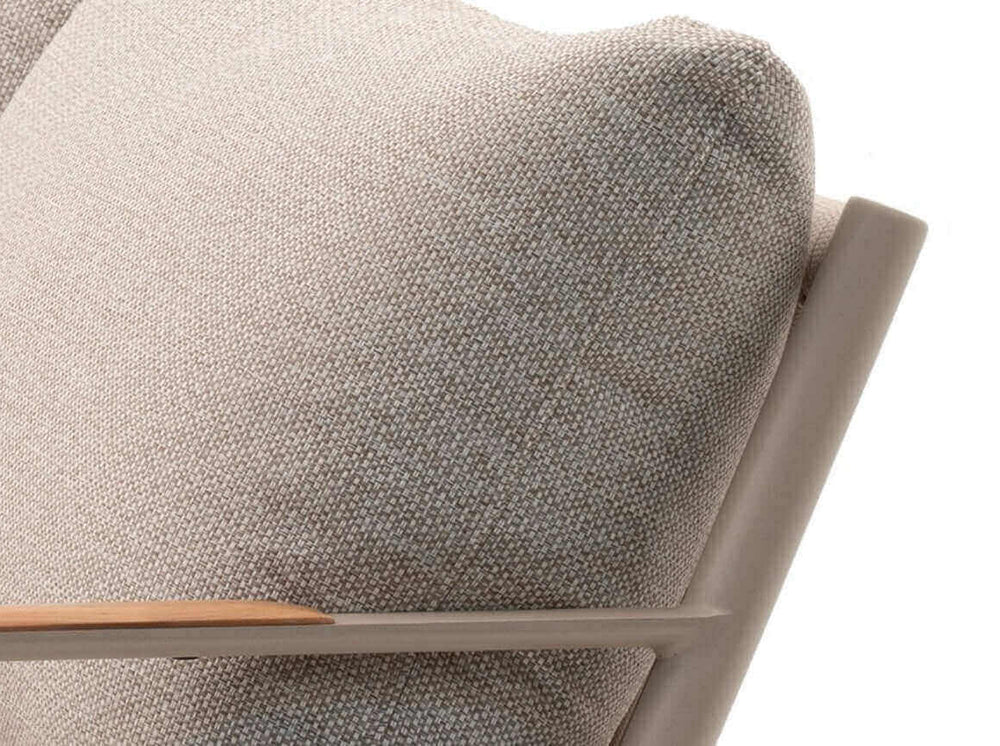Detail van de Belito Julia Aluminium hoek loungeset met stoel, taupe kussens en houten armleuning voor moderne tuinmeubelen.