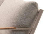 Detail van de Belito Julia Aluminium hoek loungeset met stoel, taupe kussens en houten armleuning voor moderne tuinmeubelen.