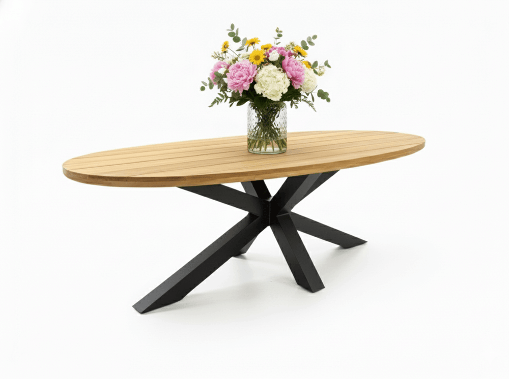 Belito Mees ovale teakhouten tuintafel met vaas bloemen op tafel