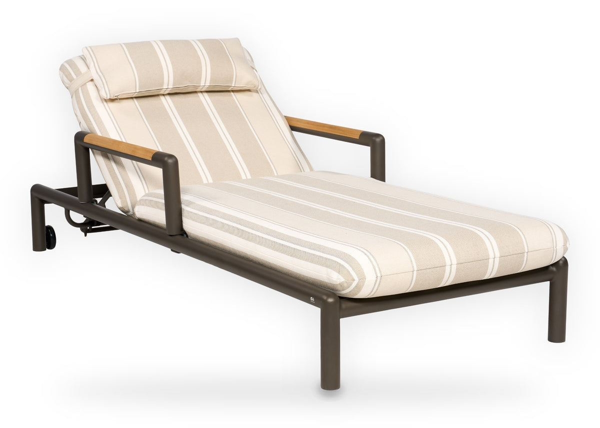 Apple Bee Amalfi ligbed Bronze met armleuningen, schuin vooraanzicht, verstelbaar aluminium ligbed met Stripes kussen