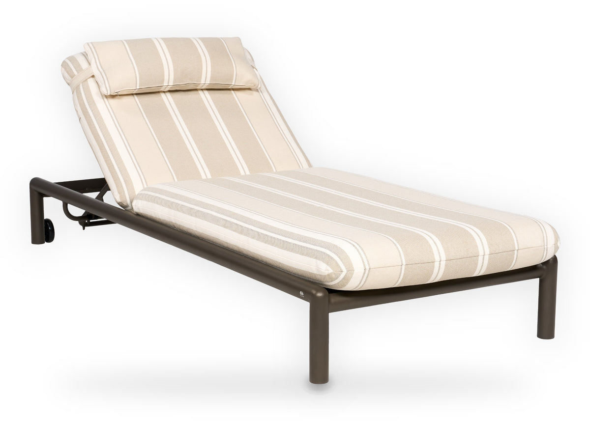 Apple Bee Amalfi ligbed Bronze zonder armleuningen, schuin vooraanzicht, verstelbaar aluminium ligbed met Stripes kussen