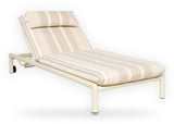 Apple Bee Amalfi ligbed Oyster zonder armleuningen, schuin vooraanzicht, verstelbaar aluminium ligbed met Stripes kussen