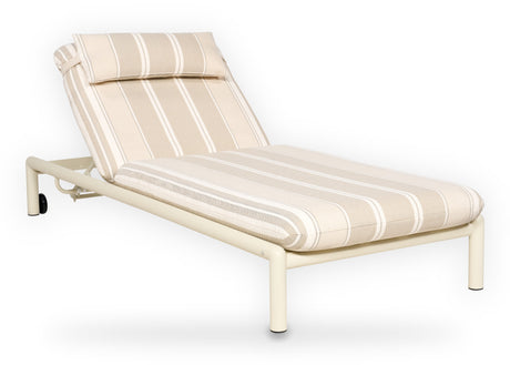 Apple Bee Amalfi ligbed Oyster zonder armleuningen, schuin vooraanzicht, verstelbaar aluminium ligbed met Stripes kussen