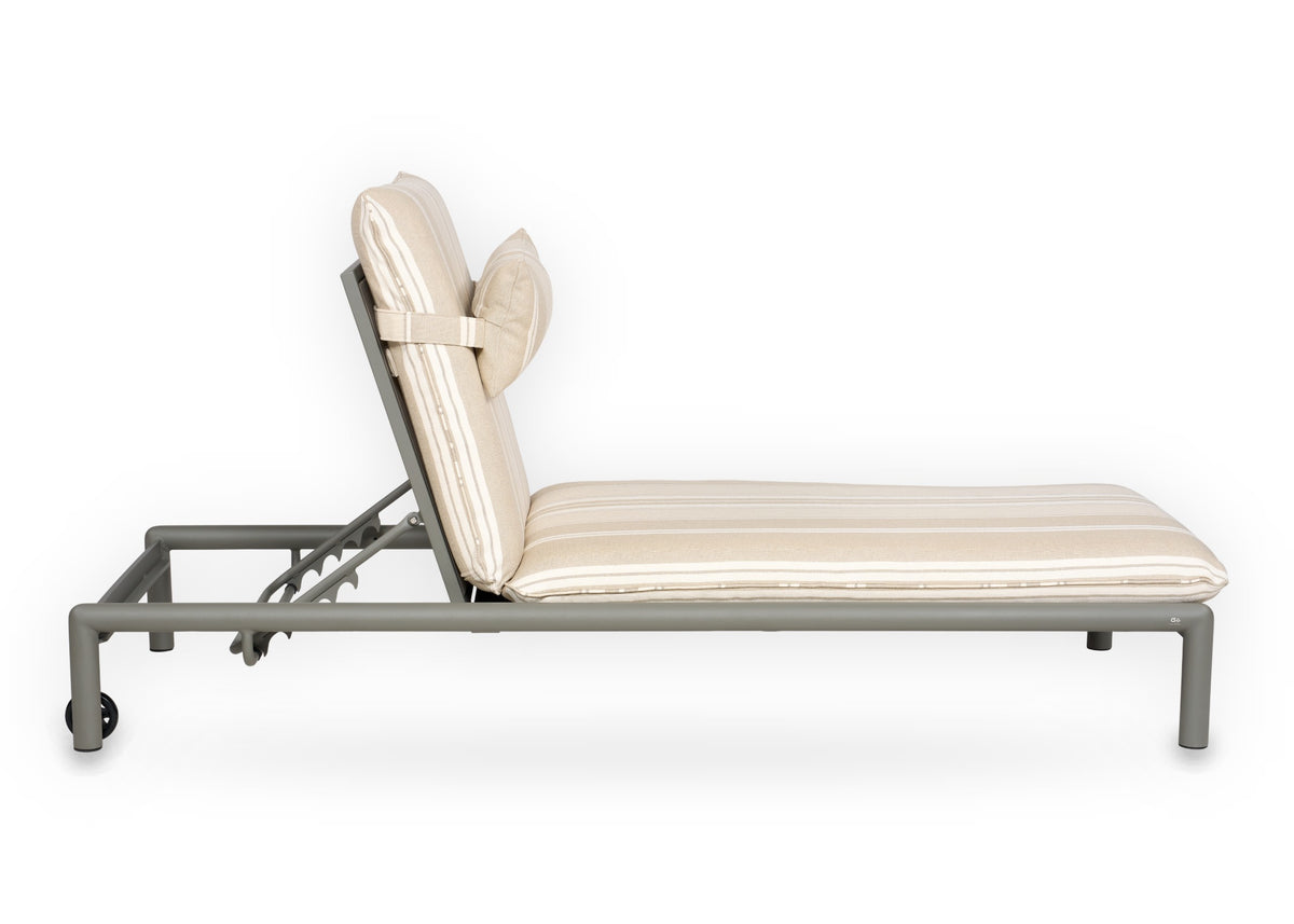 Apple Bee Amalfi ligbed Taupe zonder armleuningen, zijaanzicht rugleuning rechtop, verstelbaar aluminium ligbed met Stripes kussen