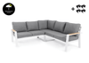 Aluminium Belito® Lotte loungeset op een witte achtergrond, met het lange zitgedeelte aan de linkerkant. De leuningen zijn ingelegd met teakhout. Het set is wit met grijze kussens.